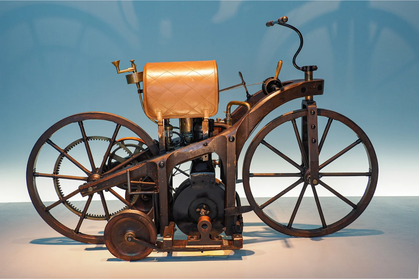 Daimler Reitwagen to pierwszy motocykl z silnikiem spalinowym. Daimler Reitwagen z silnikiem spalinowym, stalowa rama, cienkie koła, silnik centralny, siedzisko skórzane.