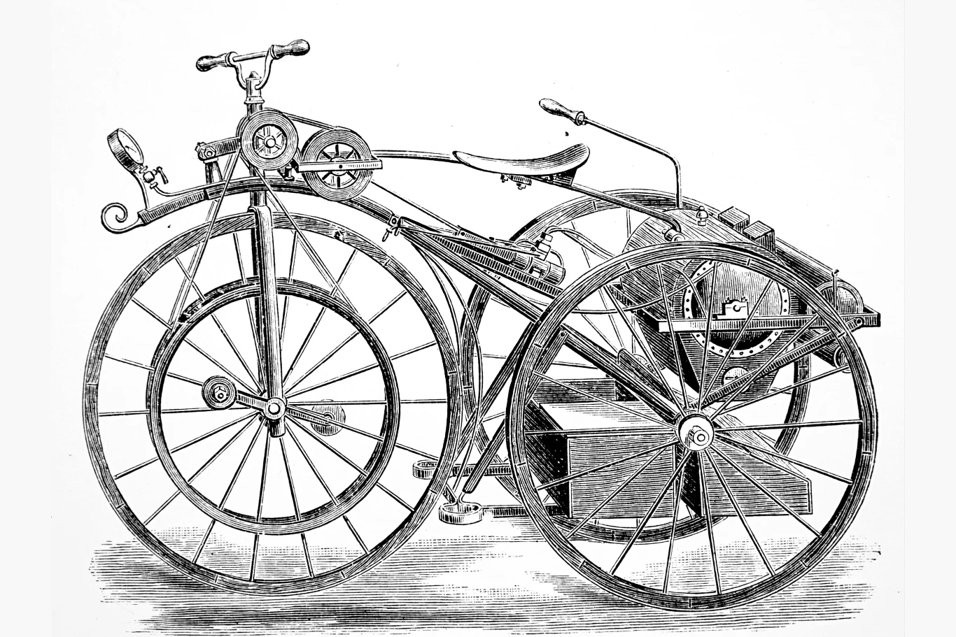 Parowy welocyped Michaux-Perreaux. Historyczny pojazd z dużymi kołami, metalową ramą, siedzeniem w stylu rowerowym, mechanicznymi dźwigniami oraz skrzynią zamontowaną z tyłu, przypominający prototyp pierwszego motocykla lub roweru napędzanego silnikiem parowym.