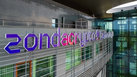 Logo Zondacrypto na budynku Centrum Olimpijskiego