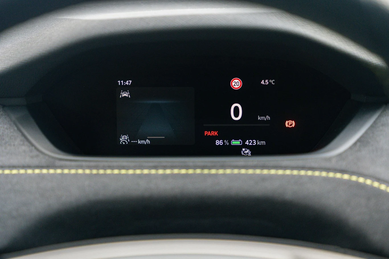 Informacje niezbędne dla kierowcy znajdują się na 5,3-calowym ekranie. Cyfrowy panel wskaźników samochodu elektrycznego z wyświetlanymi informacjami o poziomie naładowania baterii, biegu w pozycji PARK, prędkościomierzu pokazującym 0 km/h oraz zasięgu 423 km.