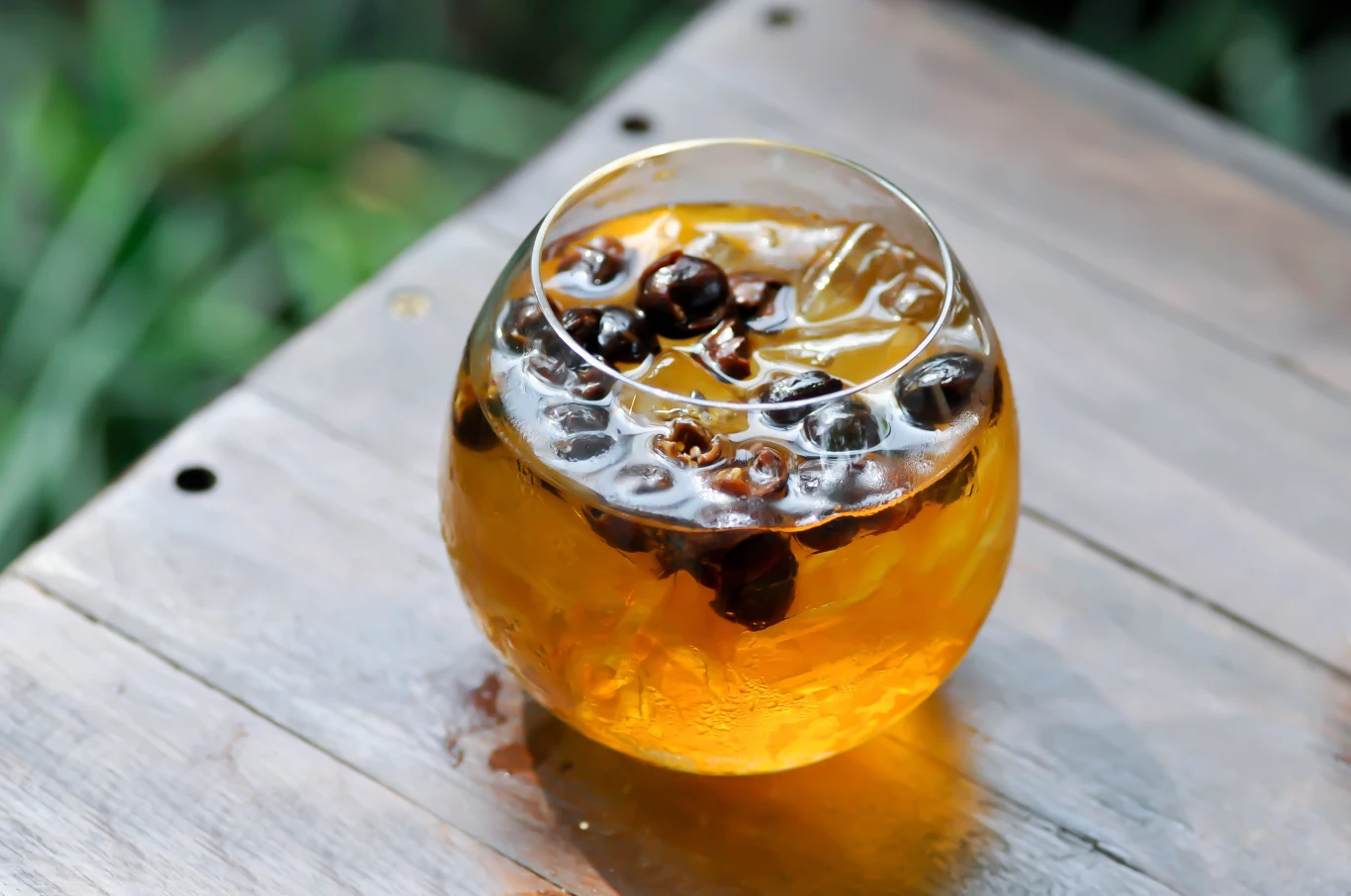 Cascara wygląda i smakuje jak herbata zaparzona z suszonych owoców kawowca. Jak działa na organizm? Cascara wygląda i smakuje jak herbata zaparzona z suszonych owoców kawowca.