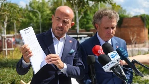Europoseł KO Borys Budka (L) i wiceminister funduszy i polityki regionalnej Jacek Karnowski (P)