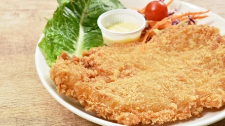 Istnieje jeszcze lepszy produkt do panierowania od bułki tartej. Nadaje kotletom chrupkości i nie odpada w czasie smażenia
