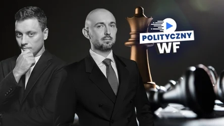 Dwóch mężczyzn ubranych w garnitury na tle szachownicy z dużą, wyróżniającą się figurą króla i logo programu Polityczny WF.
