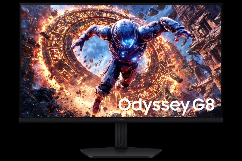 Samsung Odyssey G8 – monitor gamingowy o rozdzielczości 6K Monitor Odyssey G8 wyświetlający dynamiczną grafikę z futurystycznym wojownikiem w zbroi na tle płonących, kosmicznych struktur.