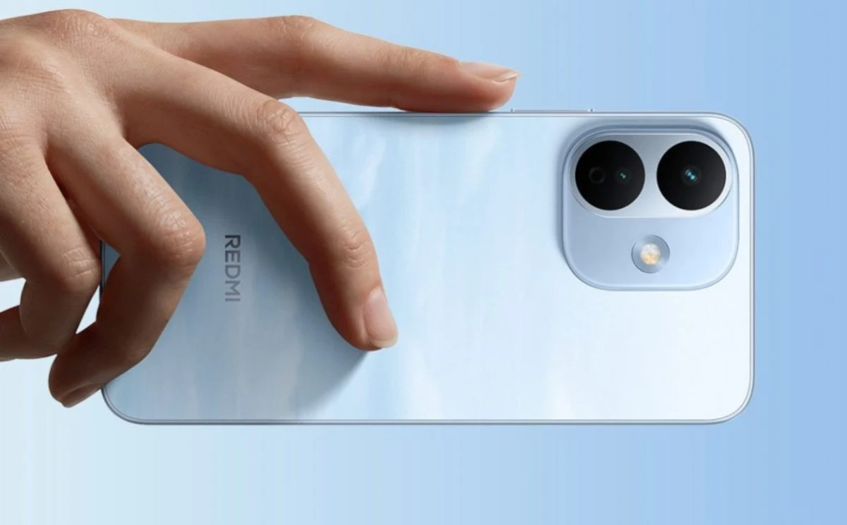 Smartfony Redmi Note 17 zaprezentowane. Xiaomi wprowadza 4 modele. Smartfon Redmi Note 17 w jasnym kolorze trzymany w dłoni, widok tylnego panelu z dwoma obiektywami aparatu i lampą.