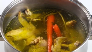 Opalona cebula nadaje rosołowi wyjątkowy, dymny aromat.
