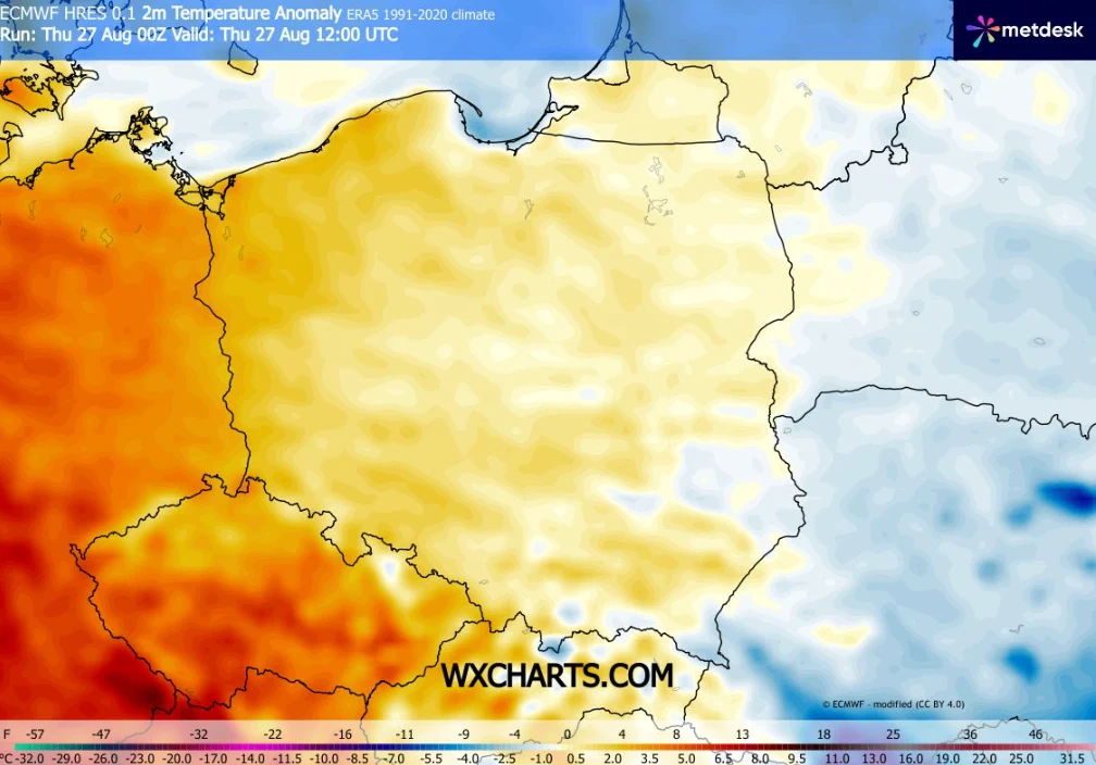 Mapa Polski z zaznaczonymi anomaliami temperatury, wyraźny podział na cieplejsze regiony południowo-zachodnie oraz chłodniejsze centralne i północno-wschodnie, gradient temperatury przebiegający ukośnie przez kraj.
