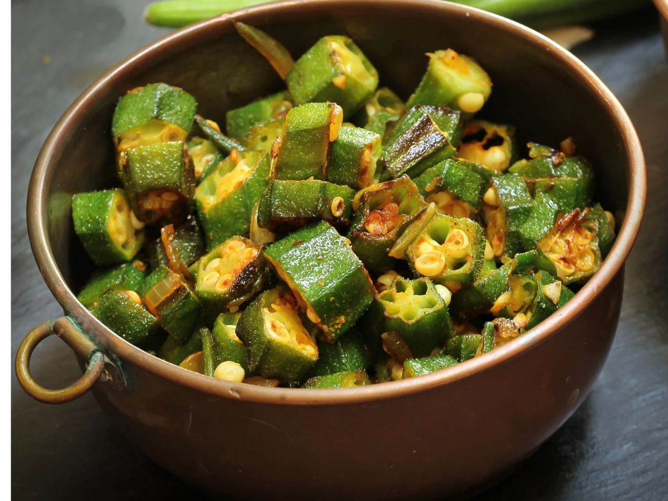 Okra smażona na maśle z czosnkiem smakuje wyjątkowo. Pokrojona okra smażona z czosnkiem i przyprawami