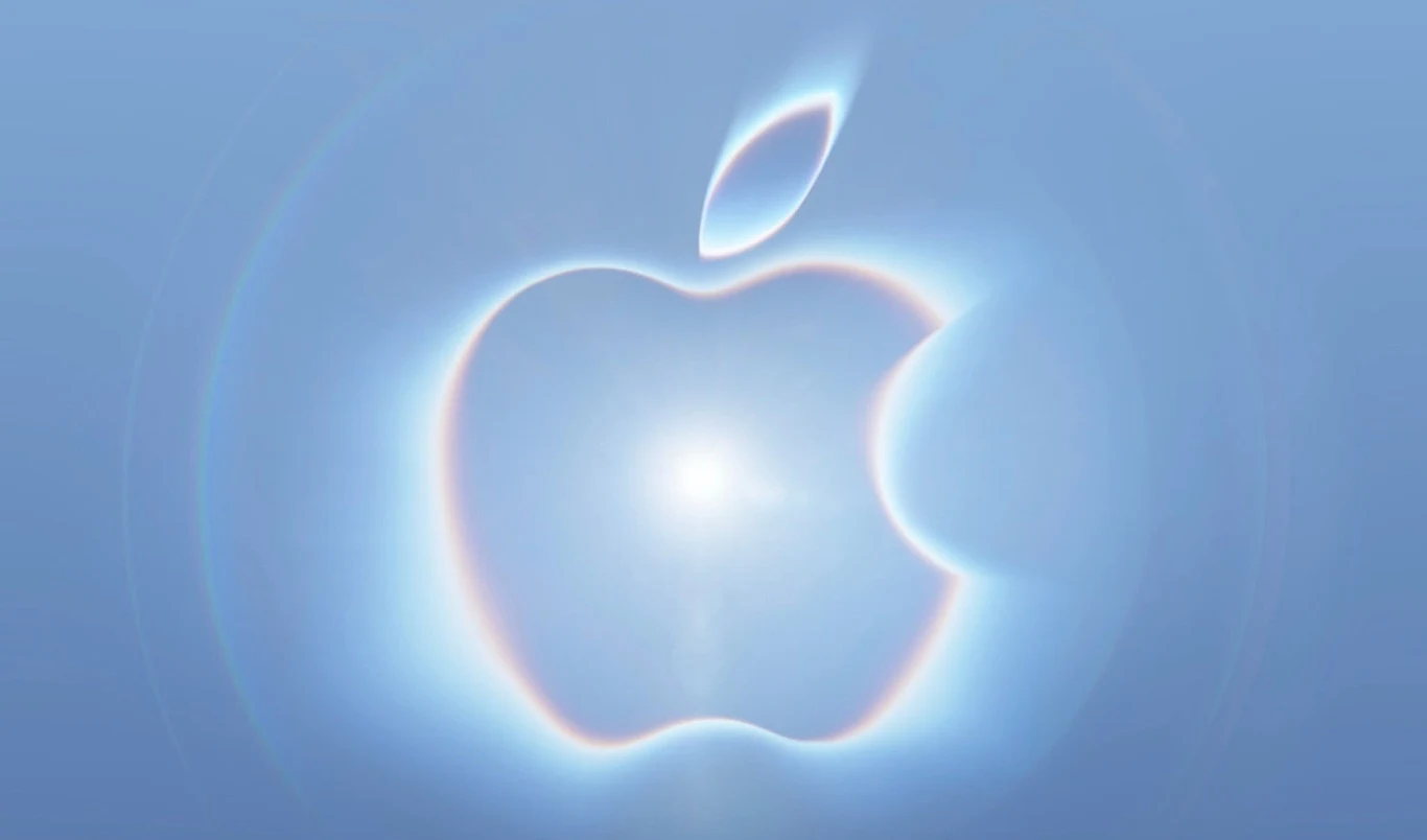 iPhone 18 Pro z datą premiery. Apple zaprasza na wrześniową konferencję. Białe logo Apple z efektem świetlnym na niebieskim tle, zapowiedź premiery iPhone'a 18 Pro.