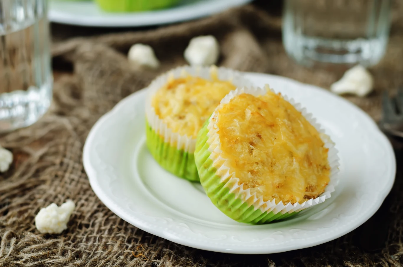 Muffinki robię z tym warzywem. Goście nie wierzą, a później proszą o dokładkę Wytrawne muffinki z kalafiora z serem i musztardą francuską, podane na talerzu.