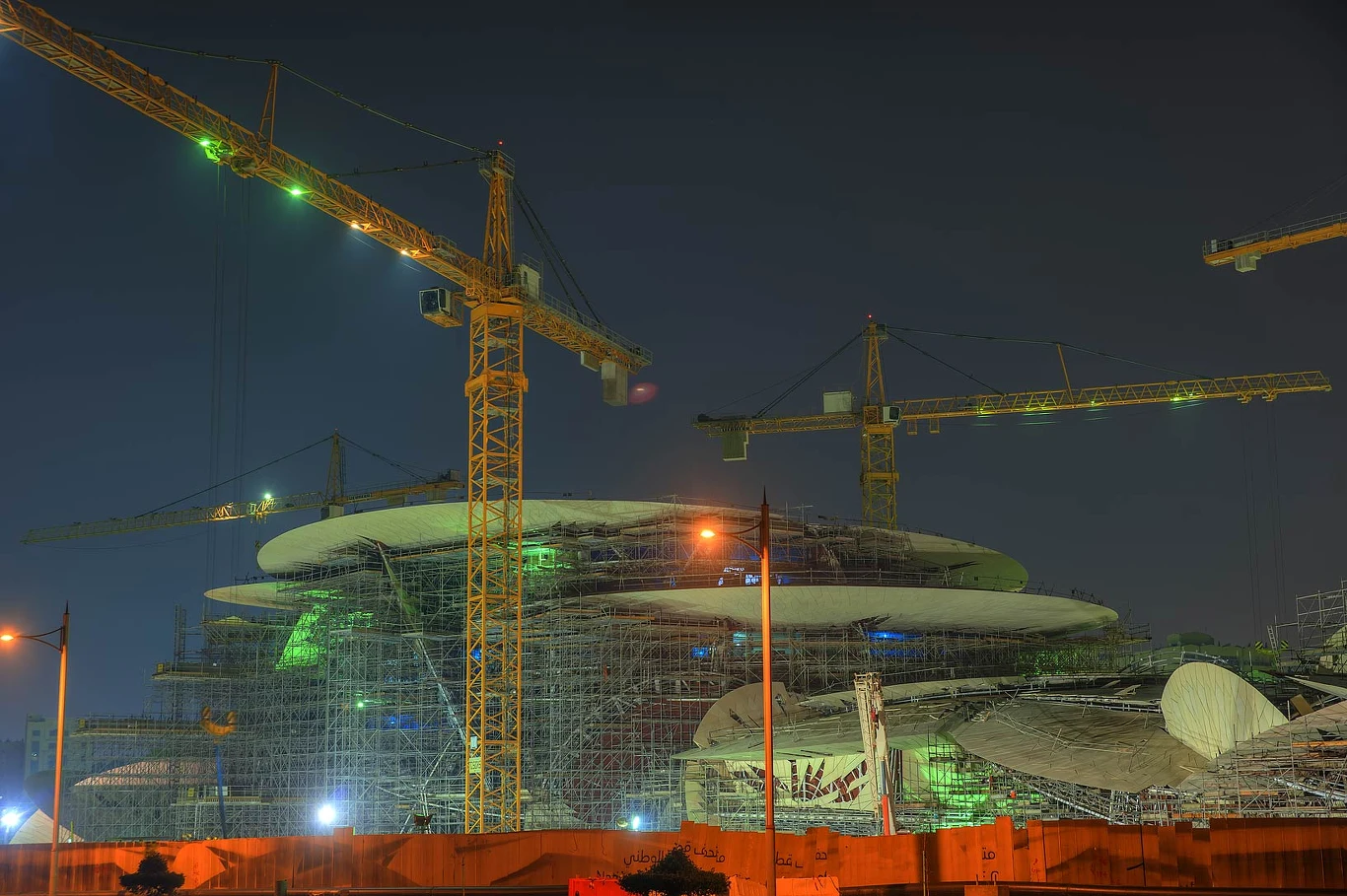 Do budowy muzeum wykorzystano m.in. 76 000 prefabrykowanych paneli betonowych, mających ok. 3 600 różnych kształtów i rozmiarów. Rozświetlony nocą plac budowy z kilkoma żółtymi dźwigami wieżowymi oraz futurystyczną konstrukcją o okrągłych, nakładających się platformach otoczoną rusztowaniami.