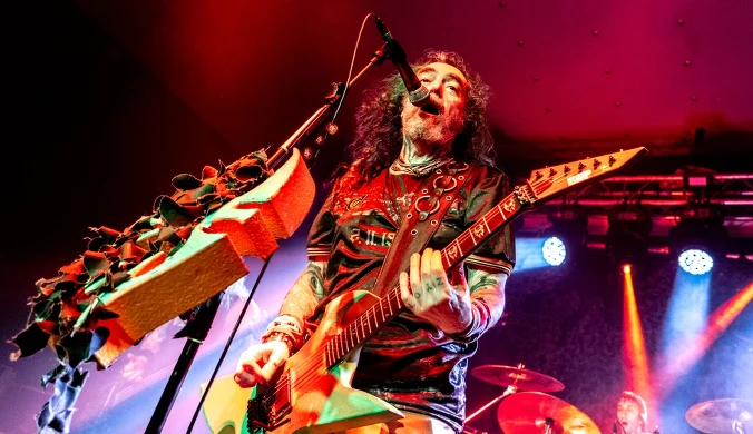 Soulfly w Krakowie: Zaczęli z dystansem, skończyli z fanami na scenie [RELACJA]