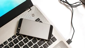 Jedna ładowarka USB-C do telefonu i laptopa. Czy to zadziała?