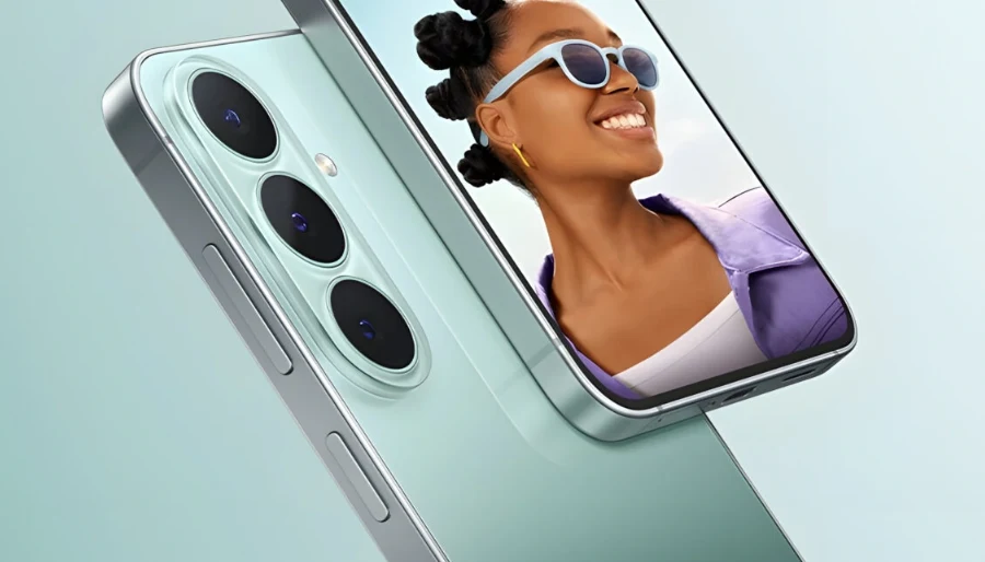 Nowy Samsung S26 FE zaprezentowany! Samsung Galaxy S26 FE z trzema tylnymi aparatami i ekranem prezentującym kobietę w okularach i fioletowej kurtce.