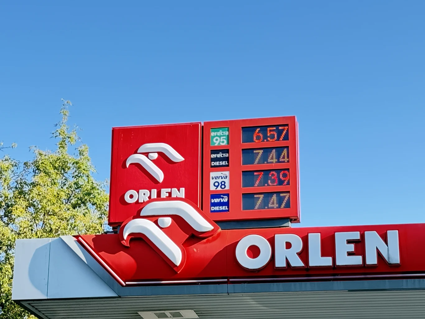 Ceny paliw na Orlenie 27 sierpnia Stacja paliw Orlen z widocznym cennikiem obejmującym ceny benzyny 95, diesla oraz benzyny 98.