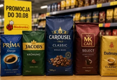 Кавові зерна, висипані з бірюзової баночки, поруч із червоною чашкою еспресо на жовтому столі