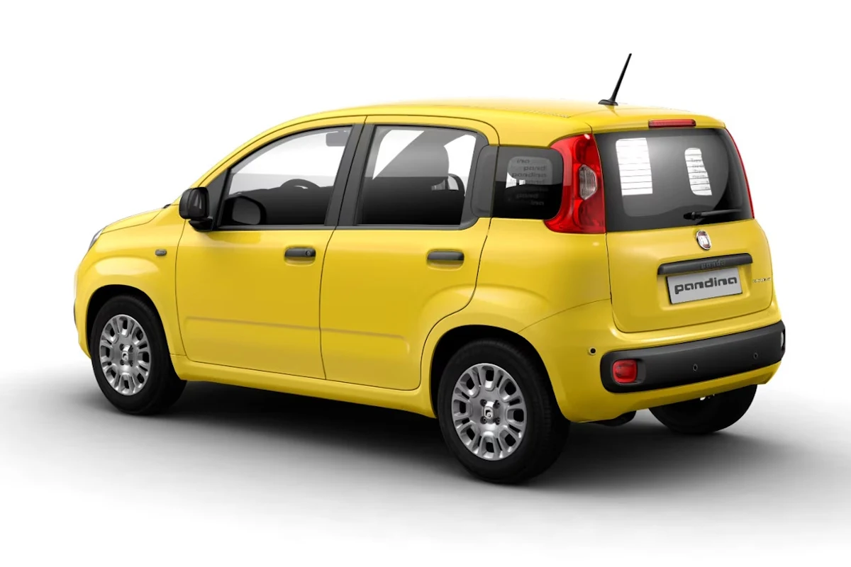 Fiat Pandina za 54 900 zł Żółty, kompaktowy samochód osobowy z pięcioma drzwiami i czarnymi elementami wykończenia, widoczny z tyłu i z boku, z logo marki na klapie bagażnika.