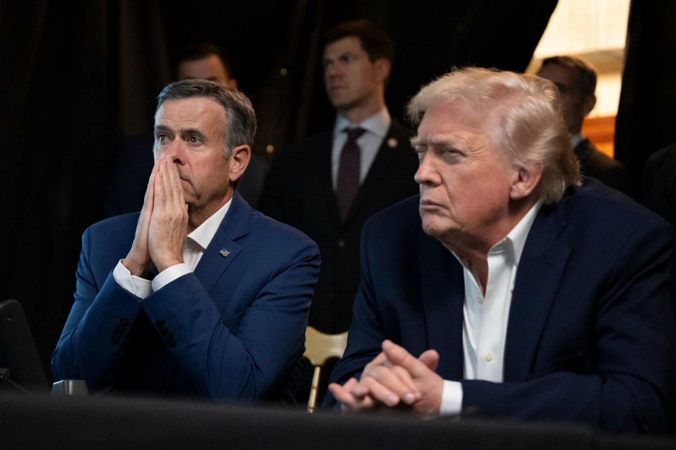 Donald Trump i dyrektor CIA John Ratcliffe podczas monitorowania działań amerykańskich sił zbrojnych w strefie operacyjnej, styczeń 2026 r. Donald Trump i John Ratcliffe siedzą obok siebie i obserwują działania wojskowe, styczeń 2026.