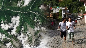 W powodzi błyskawicznej w Nepalu zginęły setki osób, a ponad tysiąc uważa się za zaginione. Możliwe będą kolejne osuwiska w regionie