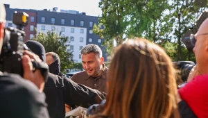 Radosław Piesiewicz przed budynkiem prokuratury