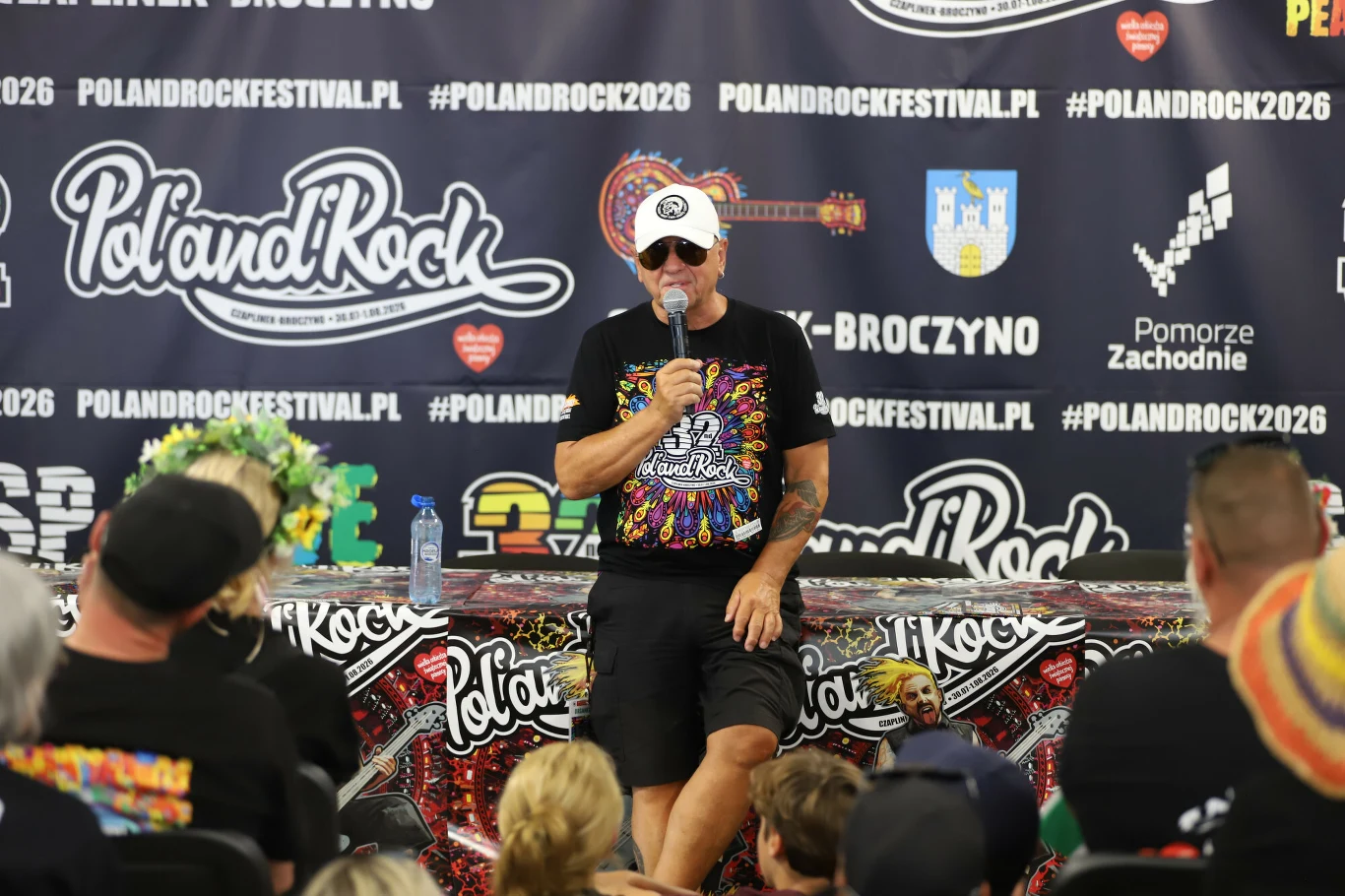 Jurek Owsiak podczas Pol'and'Rock Festival 2026 w Czaplinku Jurek Owsiak podczas konferencji prasowej Pol'and'Rock Festival 2026 w Czaplinku na tle ścianki z logotypami
