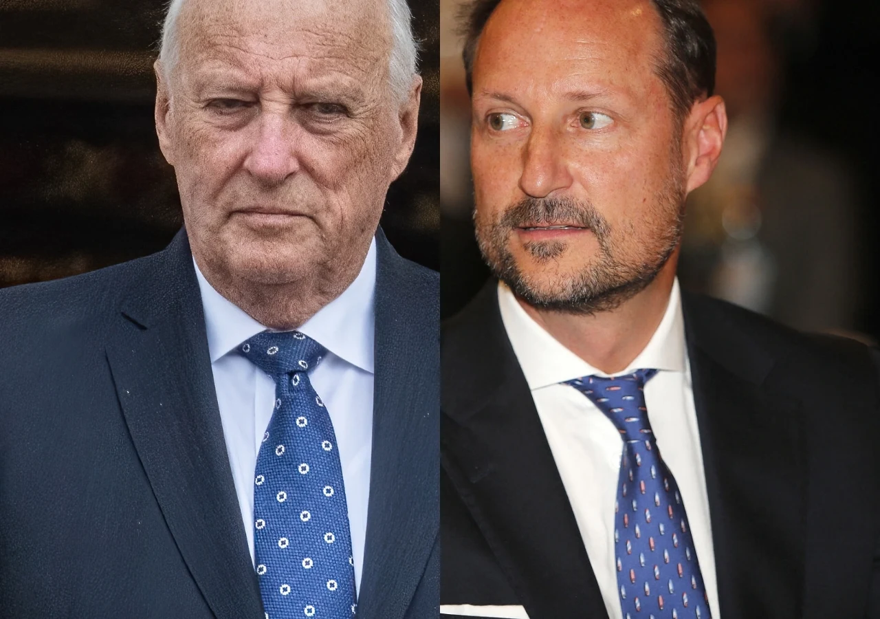 król Norwegii Harald V i jego syn książę koronny Haakon Dwóch mężczyzn ubranych w garnitury i krawaty w niebieskim kolorze z białym wzorem, sfotografowanych z bliska na tle neutralnego otoczenia.