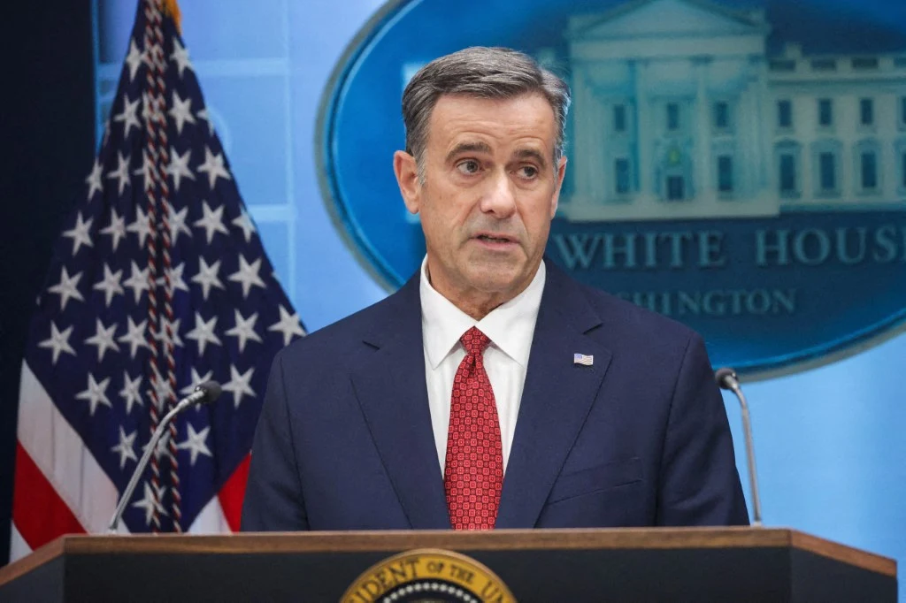 USA: John Ratcliffe (na zdjęciu) przedstawił w Moskwie "ponurą ocenę" stanu rosyjskiej inwazji na Ukrainę John Ratcliffe w garniturze i czerwonym krawacie przy mównicy na tle flagi USA i emblematu Białego Domu.