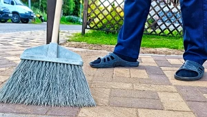 Wylewasz colę na rdzę, kamień i mech? Sprawdź, nim uszkodzisz powierzchnię