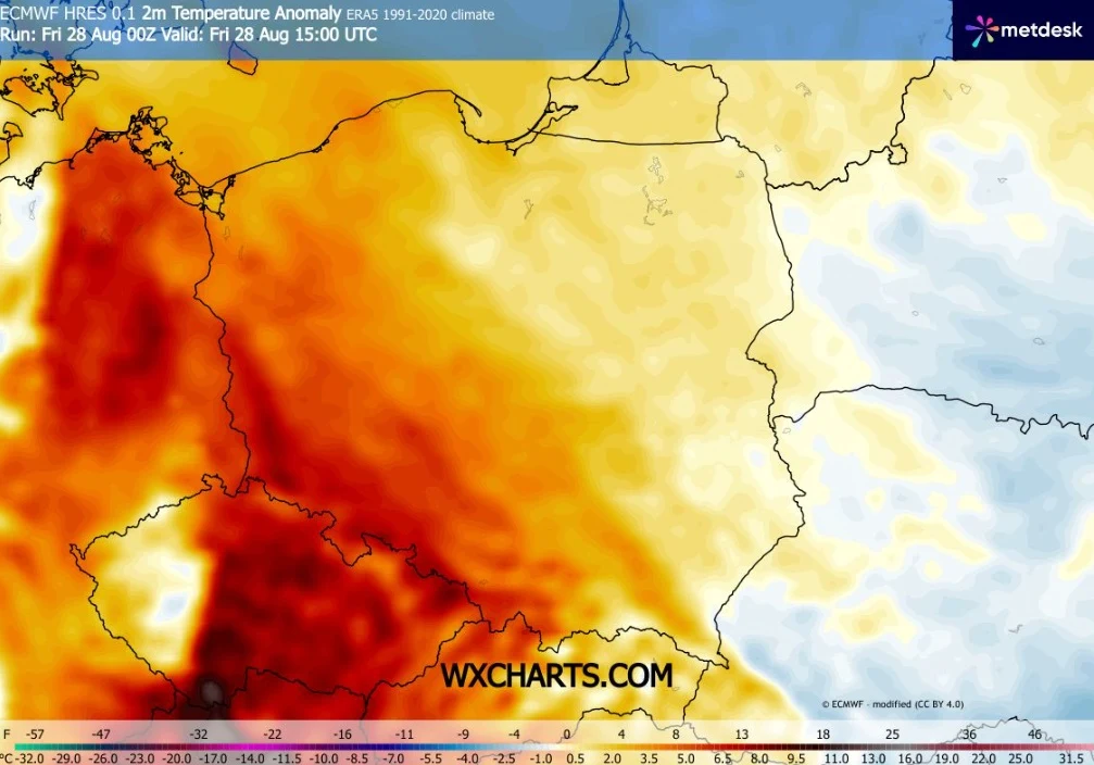 Mapa Polski z nałożoną anomalią temperatury powietrza, z wyraźnie widocznymi intensywnymi odcieniami czerwieni i pomarańczu w zachodniej części kraju oraz jaśniejszymi, chłodniejszymi barwami na wschodzie, ilustrująca znaczny wzrost temperatury względe...