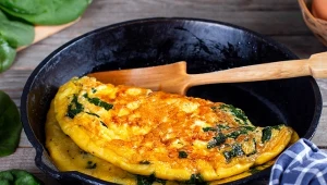 Idealne śniadanie na chłodny poranek to sycący omlet.