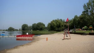 Jezioro Średzkie wysycha, a cofająca się linia brzegowa odsłania dno