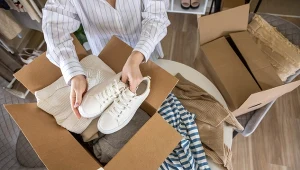 Buty się rozkleiły, a pudełka brak. Czy sklep może odmówić reklamacji?