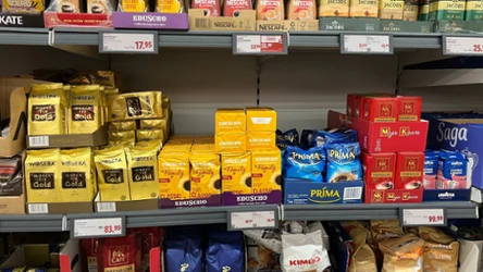 W niedzielę handlową kawa mocno potanieje. W tych 3 sklepach kupisz ją taniej