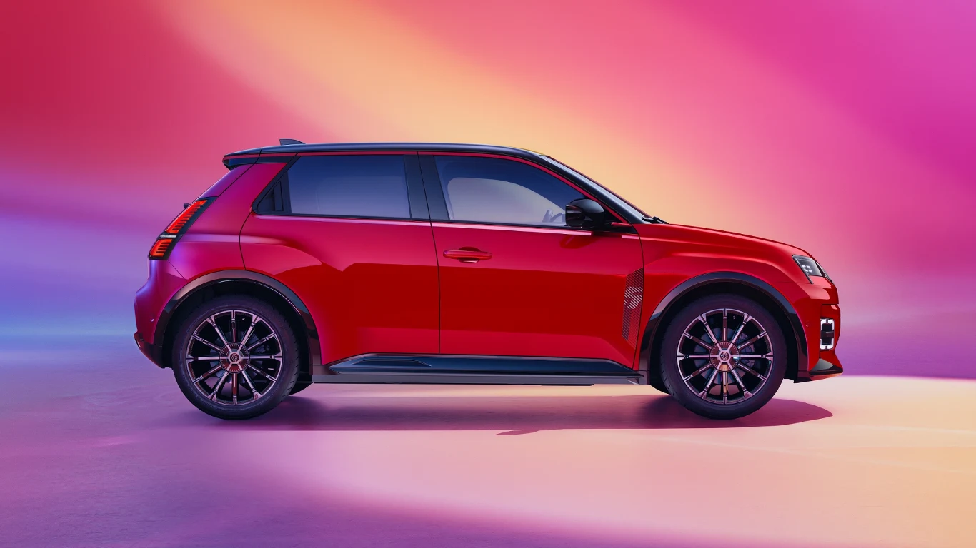 Czerwony kompaktowy SUV z czarnymi detalami i przyciemnianymi szybami na tle kolorowego gradientu.