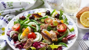 Sałatka śródziemnomorska z tego przepisu sprawdzi się zarówno jako dodatek do obiadu jak i lekki lunch
