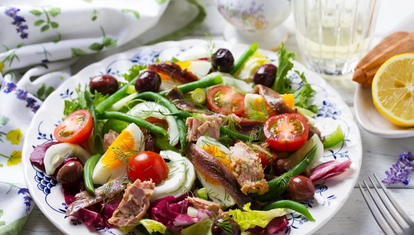 Sałatka śródziemnomorska z tego przepisu sprawdzi się zarówno jako dodatek do obiadu jak i lekki lunch
