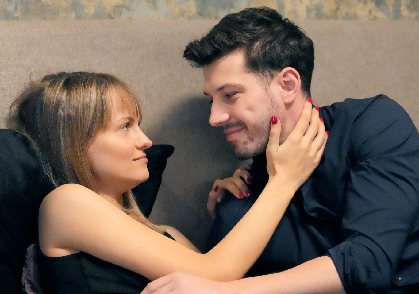 Olę (Michalina Robakiewicz) da Justinowi (Jasper Sołtysiewicz) jeszcze jedną szansę Ola i Justin leżą obok siebie na łóżku, obejmują się i patrzą sobie w oczy z uśmiechem