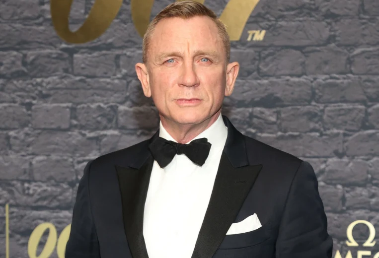 Kto zastąpi Daniela Craiga w roli Jamesa Bonda? Daniel Craig w garniturze na tle logo 007