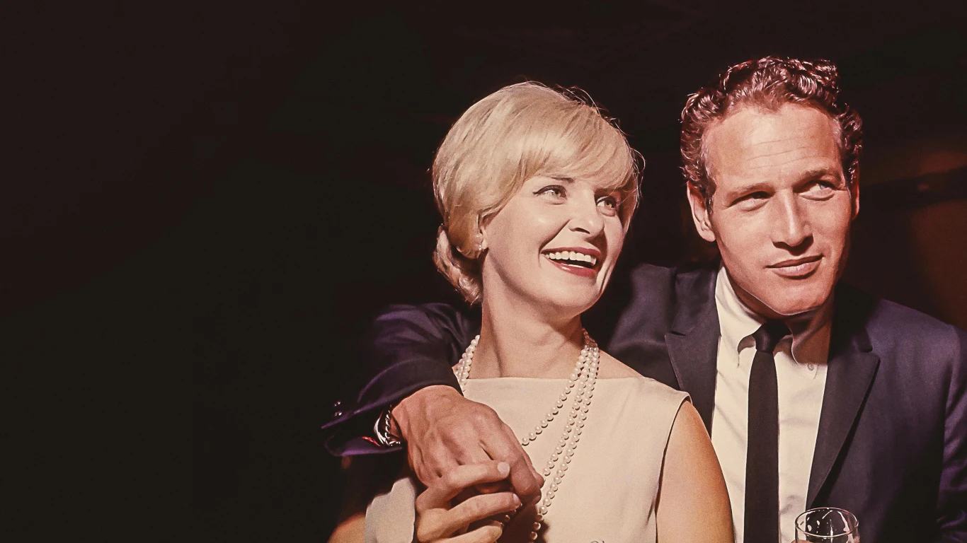 Paul Newman i Joanne Woodward w Ostatnie gwiazdy kina Elegancka para w wieczorowych strojach obejmuje się i uśmiecha, trzymając w ręku kieliszek z napojem.
