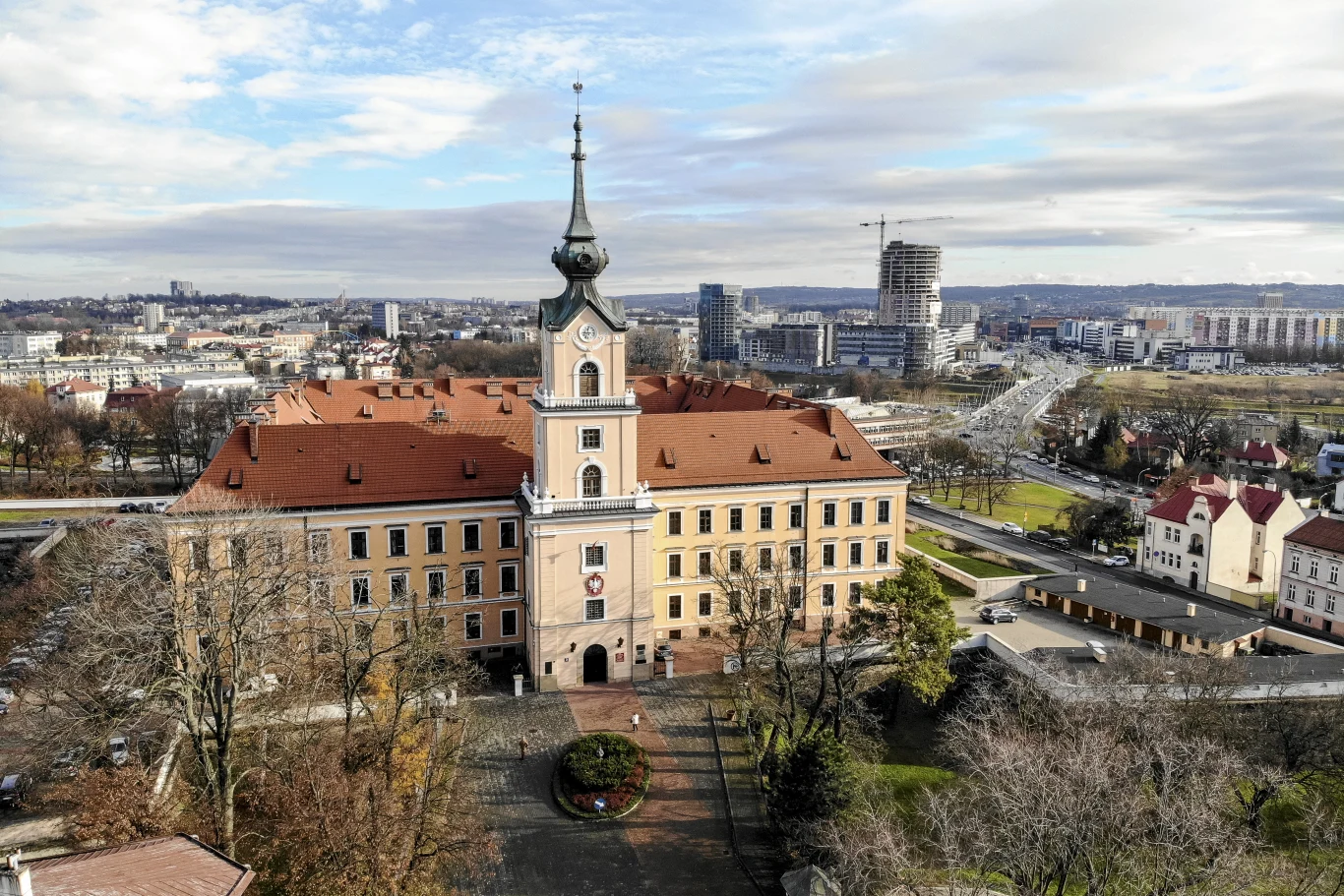 Od września zamek będzie można zwiedzać raz w miesiącu. Zamek Rzeszowski z wieżą zegarową i czerwonym dachem na tle miejskiej zabudowy oraz dróg.