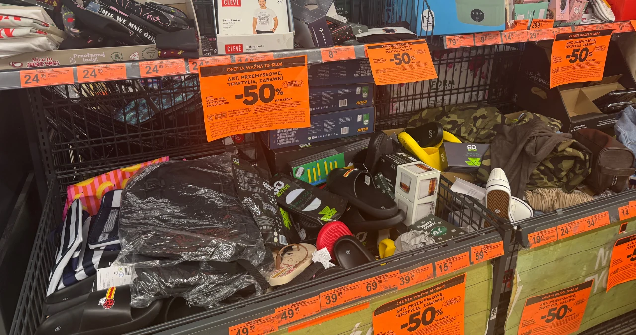 Biedronka zaskakuje znaną marką. Od jutra skórzane torebki i buty na półkach Kosz wyprzedażowy w Biedronce z ubraniami, butami, akcesoriami i elektronarzędziami oraz etykietą -50%.
