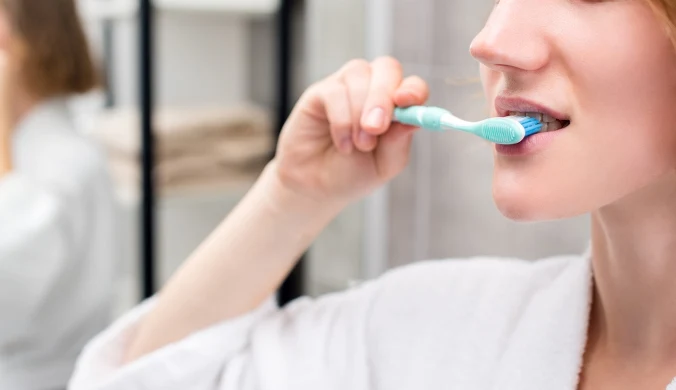 Poprawna kolejność ma znaczenie. Dentystka zdradza jak prawidłowo dbać o higienę jamy ustnej