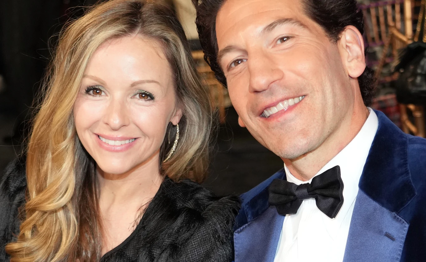 Erin Angle i Jon Bernthal Jon Bernthal i Erin Angle razem; on w granatowej marynarce i muszce, ona w czarnej sukni, jasne długie włosy.