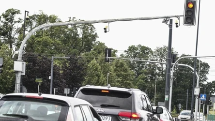 Red Light to zestaw kamer, które obserwują ruch pojazdów oraz sygnalizację świetlną dla poszczególnych pasów.
