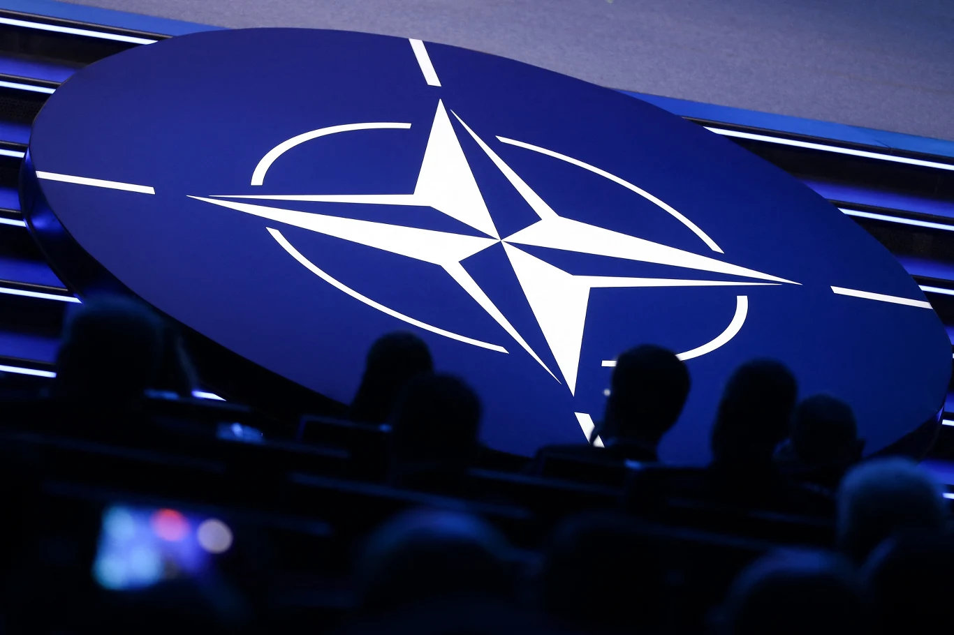 Symbol NATO wyświetlony podczas szczytu Sojuszu Północnoatlantyckiego w Ankarze symbol NATO