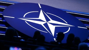 Symbol NATO wyświetlony podczas szczytu Sojuszu Północnoatlantyckiego w Ankarze