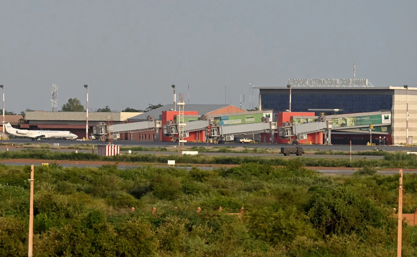 Międzynarodowy port lotniczy im. Hamaniego Diori Terminal międzynarodowego portu lotniczego im. Hamaniego Diori z rękawami i samolotem na płycie lotniska.