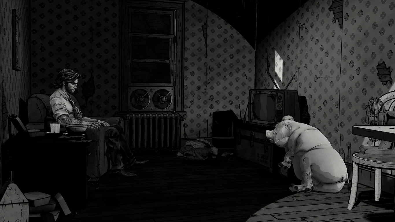 The Wolf Among Us Remastered Mężczyzna na kanapie i duża świnia w ciemnym pokoju; w tle włączony telewizor, scena z gry The Wolf Among Us Remastered.