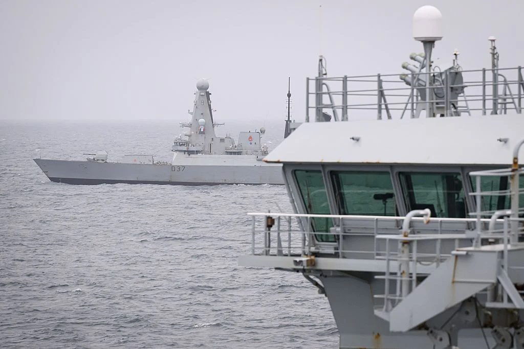 HMS Duncan podczas patrolu na morzu. Zdj. ilustracyjne HMS Duncan na wzburzonym morzu; widoczny fragment mostka innej jednostki z przeszklonymi oknami
